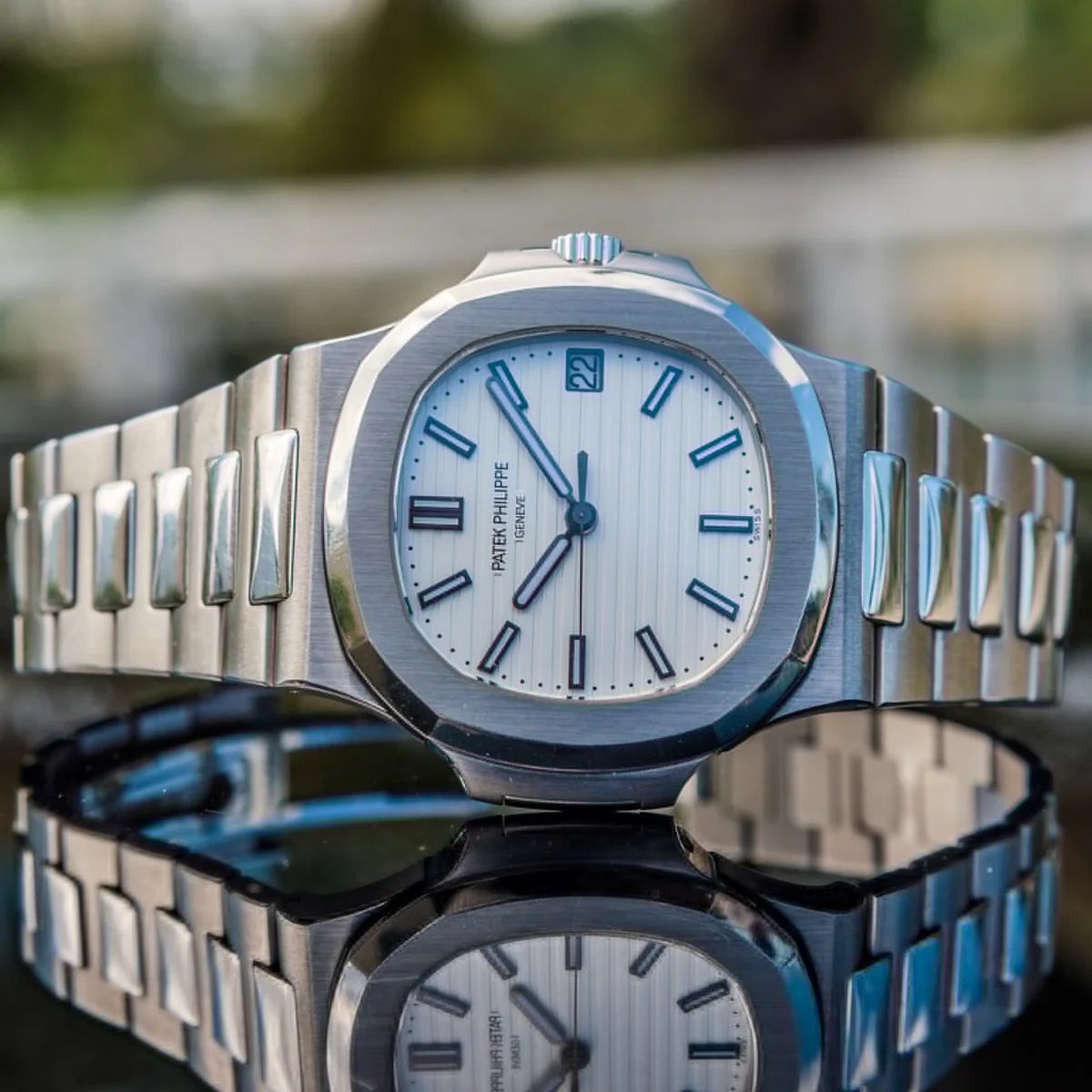 Classic Silver Men's Watch with Date Display