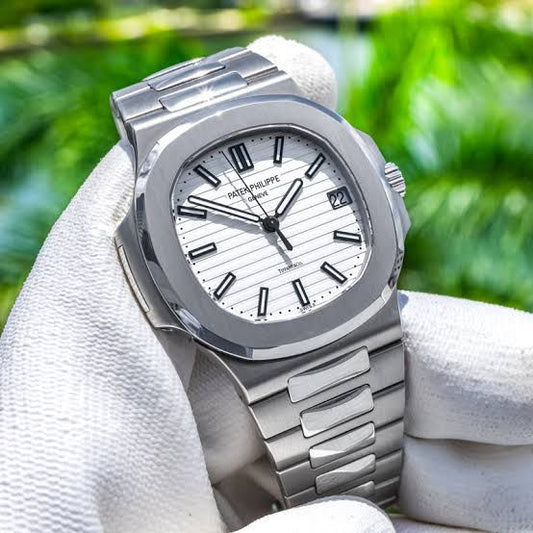 Classic Silver Men's Watch with Date Display