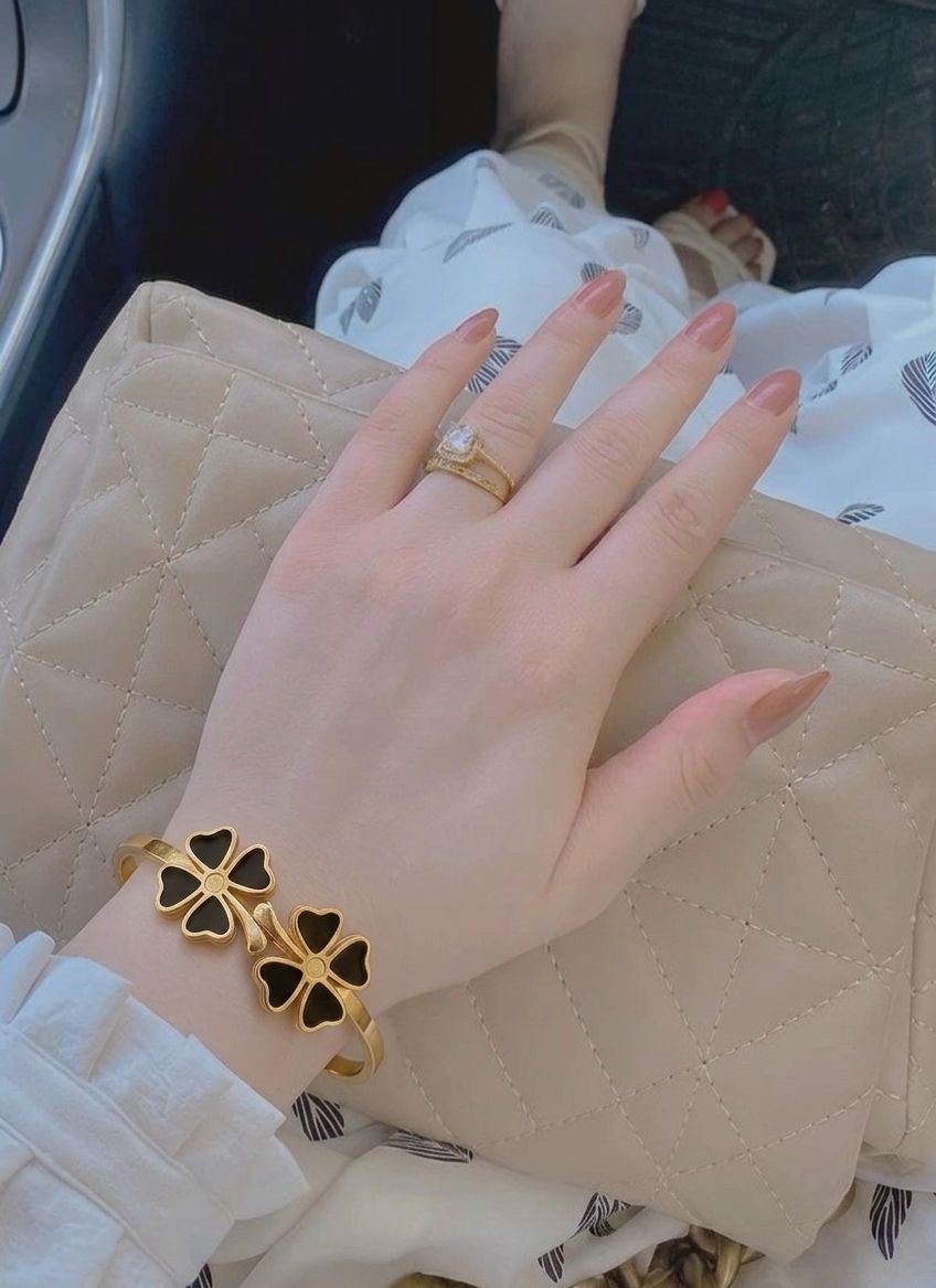 Luxury Black Clover Flower Bracelet – Gold Plated Elegant Women’s Cuff Bracelet