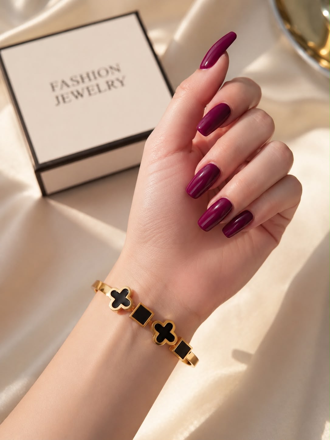Timeless Gold Clover Bracelet – Luxury Women's Jewelry